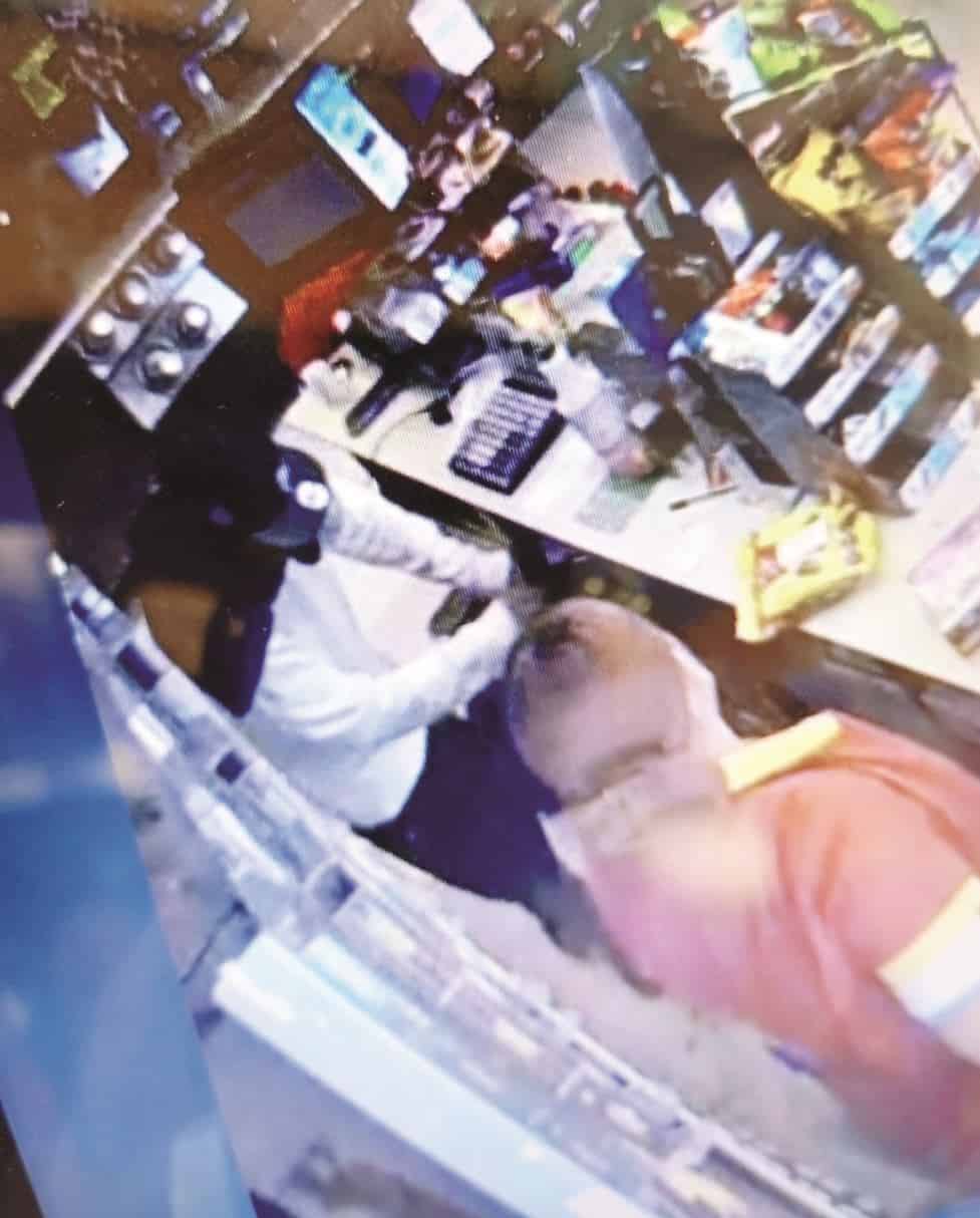 Asalta tienda con navaja en mano