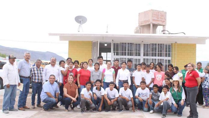 ENTREGAN UNIFORMES A ALUMNOS DE EJIDOS CUATRO CIÉNEGAS