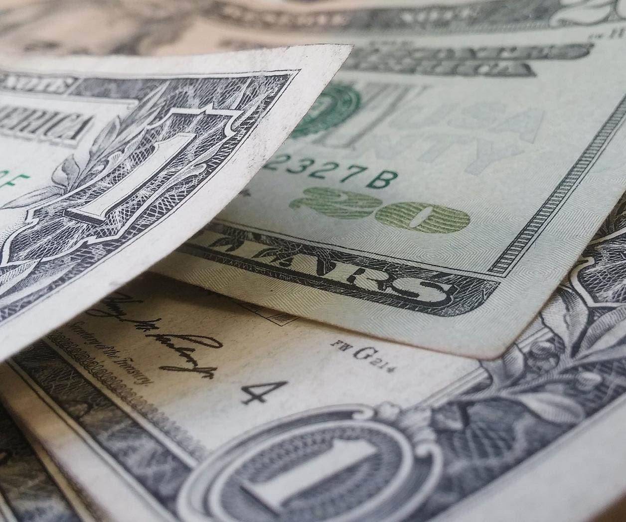 Se desploma el peso; Llega a los 20 pesos por dólar