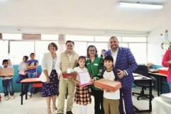 Entrega Sisbeles útiles y tennis en ejido El Oro