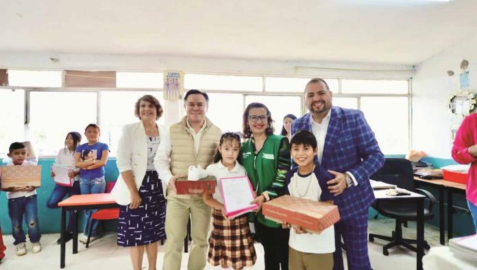 Entrega Sisbeles útiles y tennis en ejido El Oro