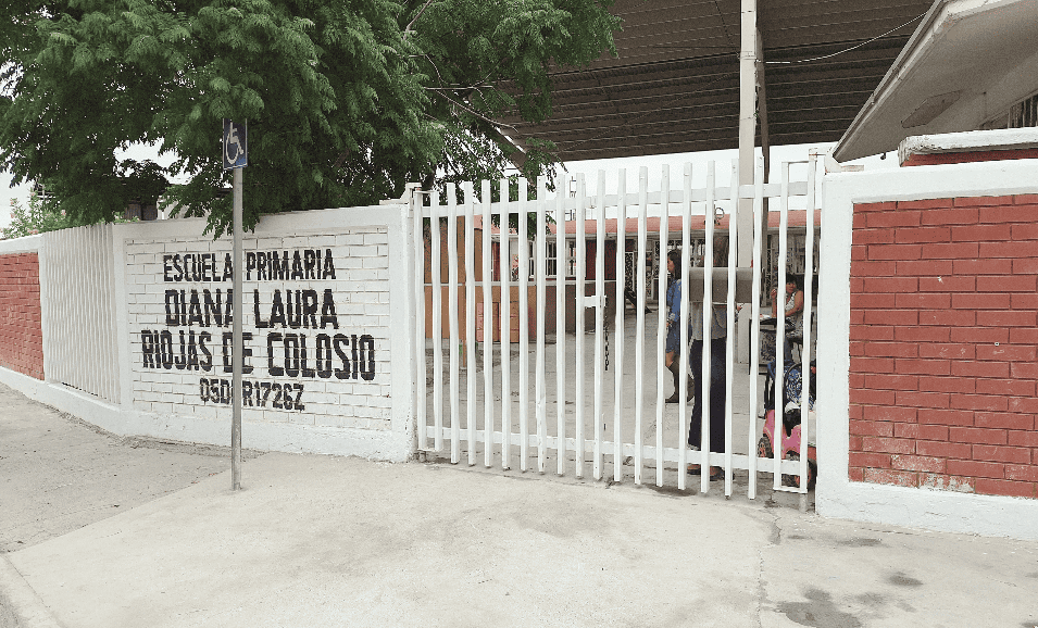 Condiciona escuela entrega de zapatos