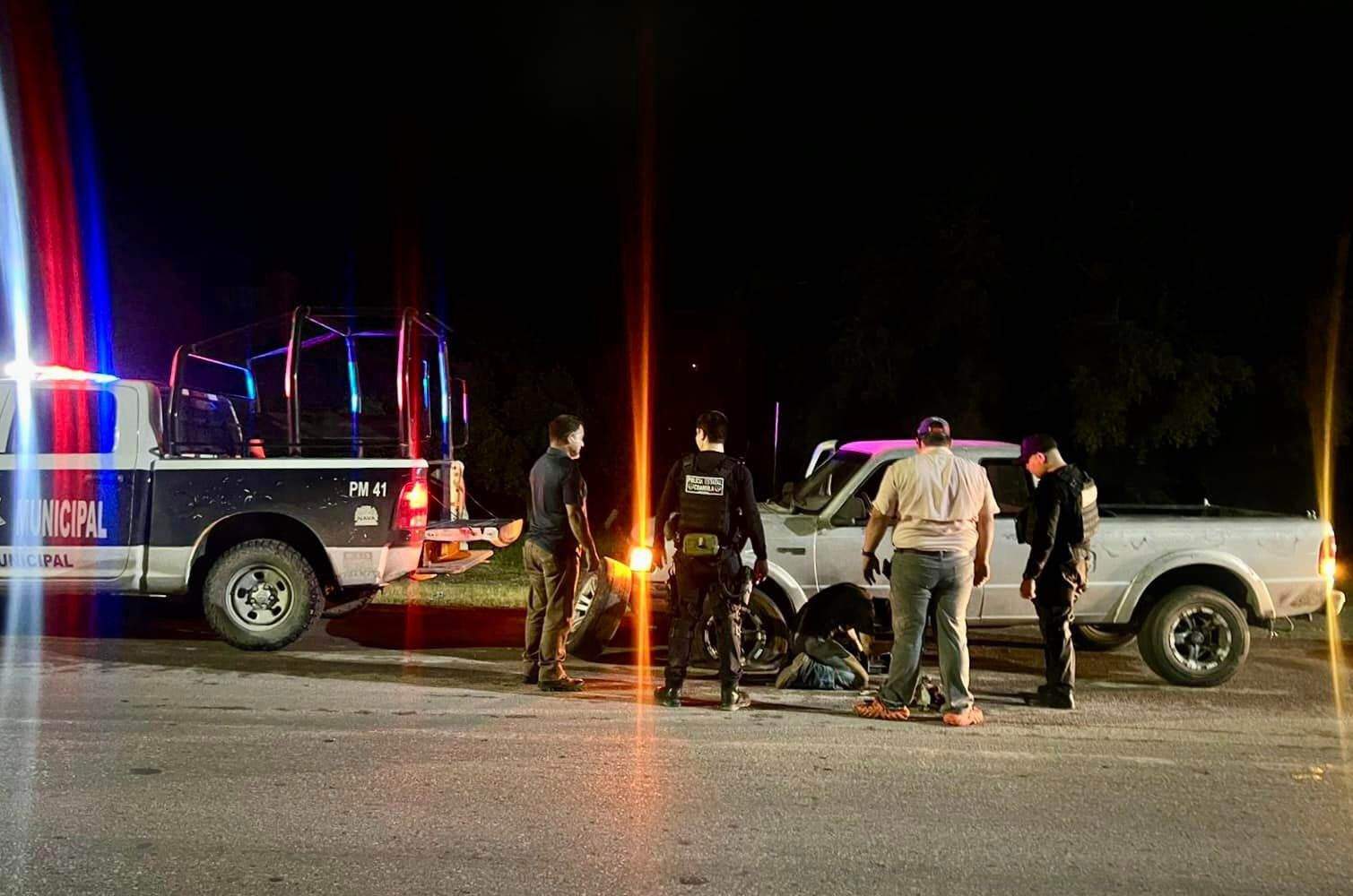 Policías de Nava Auxilian a Automovilista Varado en Carretera