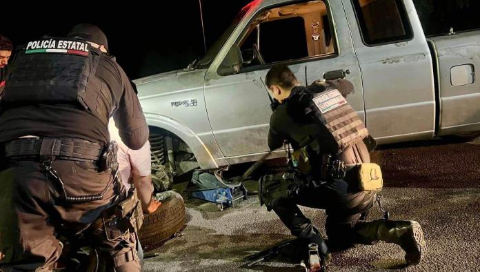 Policías de Nava Auxilian a Automovilista Varado en Carretera