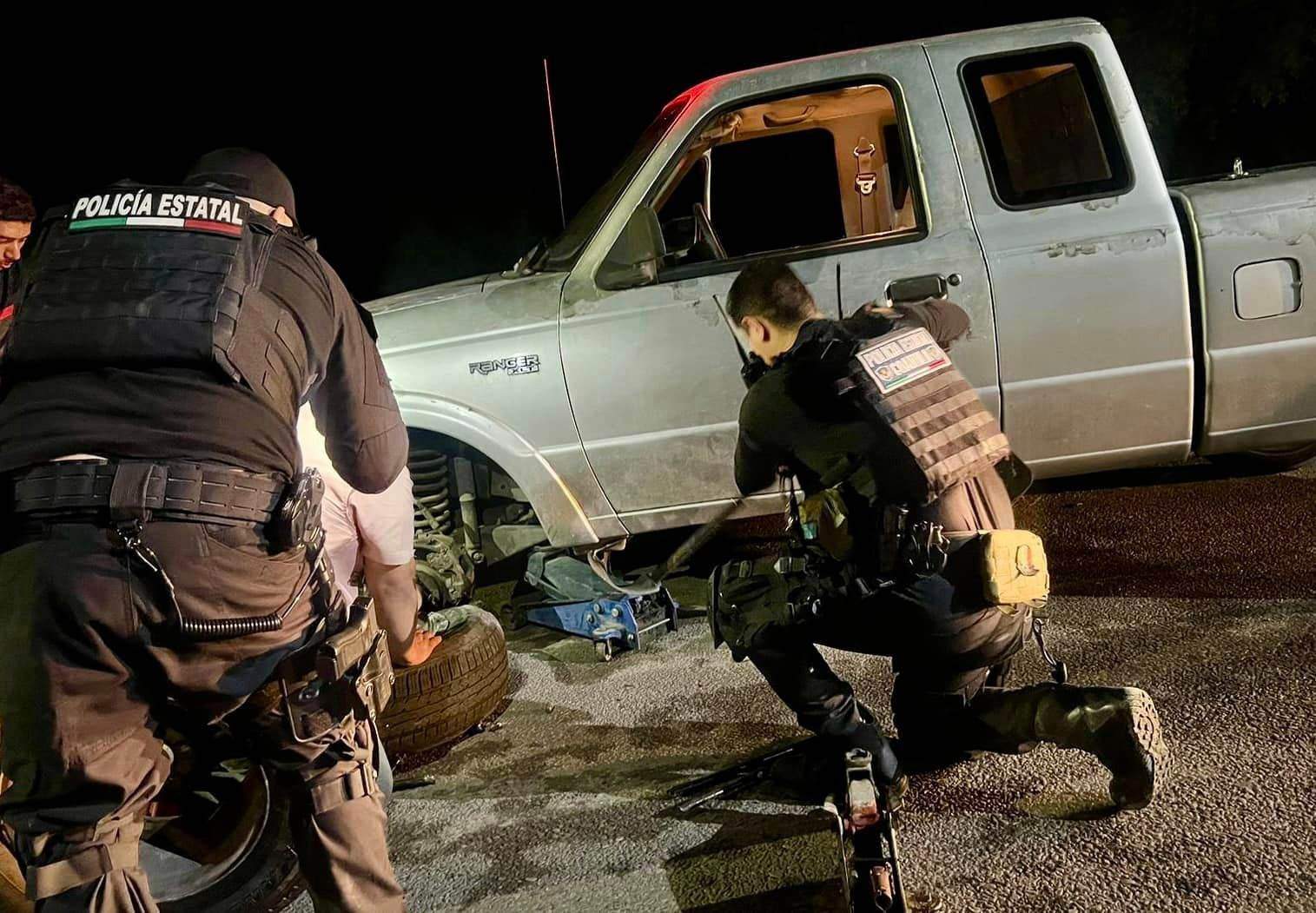 Policías de Nava Auxilian a Automovilista Varado en Carretera