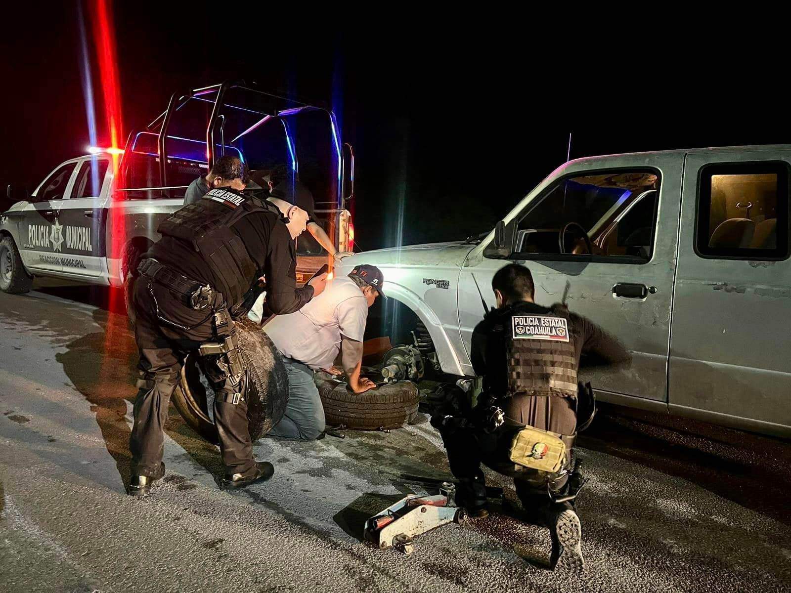 Policías de Nava Auxilian a Automovilista Varado en Carretera