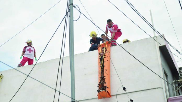 Recibe descarga de 13200 voltios por cables sueltos de CFE Recibe descarga de 13200 voltios por cables sueltos de CFE