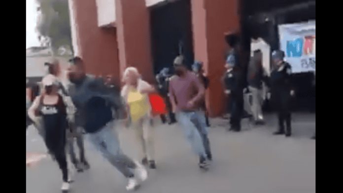 Sujetos agreden manifestantes pacíficos en Xochimilco Sujetos agreden manifestantes pacíficos en Xochimilco