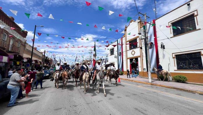 Arriban cabalgantes desde Santo Domingo