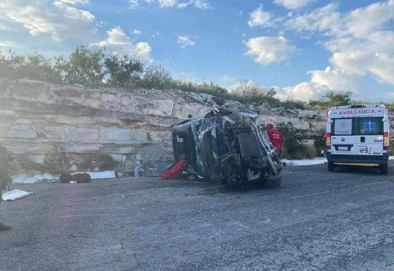 Vuelca Camioneta en la Autopista Premier; Reportan Heridos