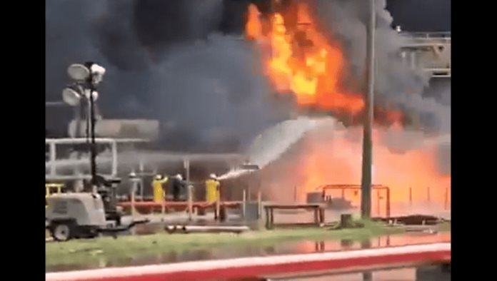 Fallecen 2 personas en incendio de refinería de Salina Cruz