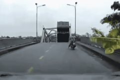Se derrumba puente en Vietnam por crecida del río