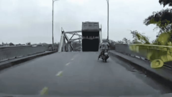 Se derrumba puente en Vietnam por crecida del río