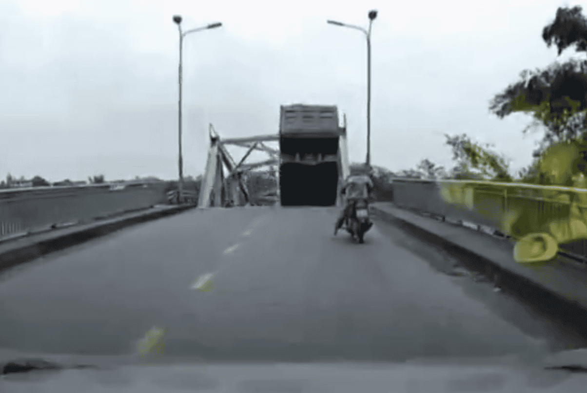 Se derrumba puente en Vietnam por crecida del río