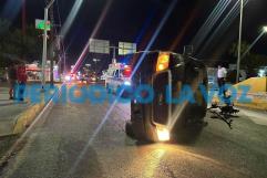 Vuelca troca en puente del IMSS