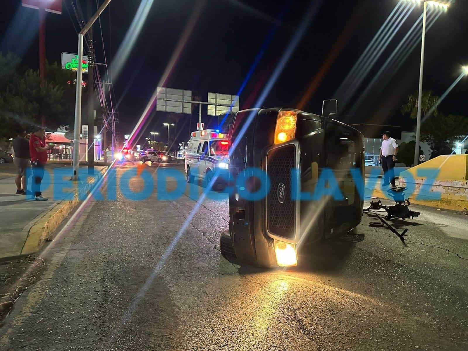 Vuelca troca en puente del IMSS