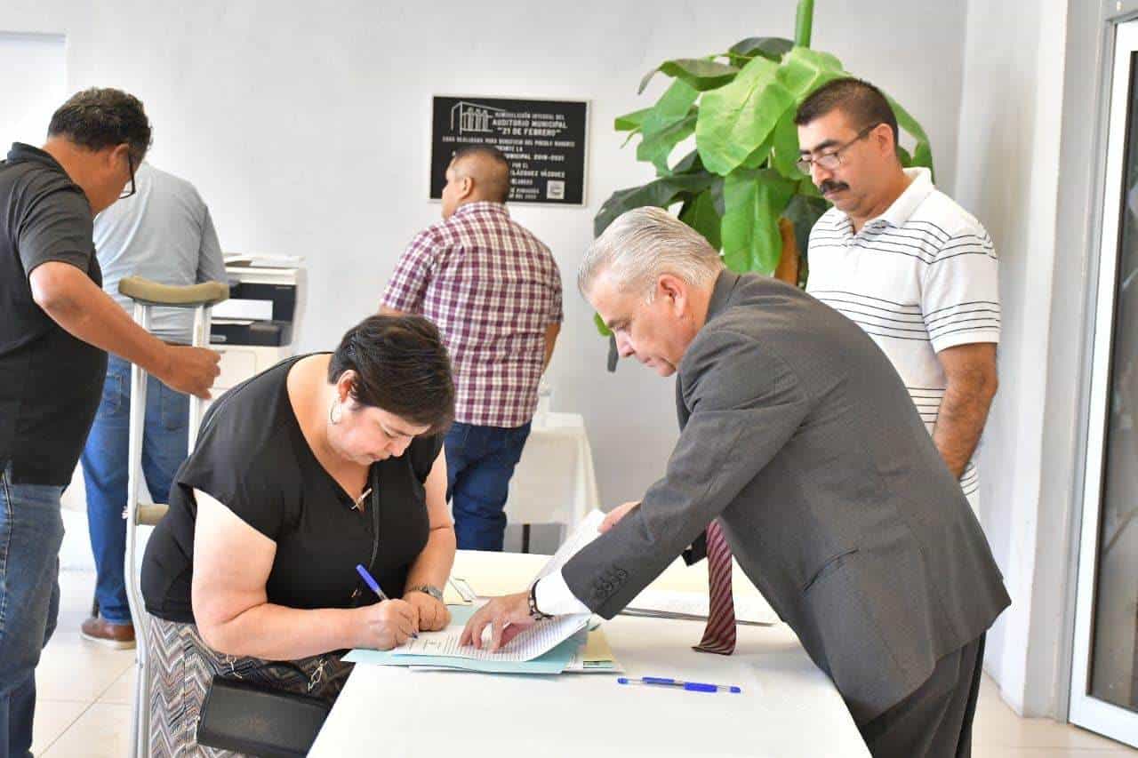 Más familias en Nava obtienen escrituras gracias al Programa Cambio de Propietario
