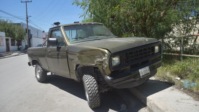 Provoca accidente por querer rebasar