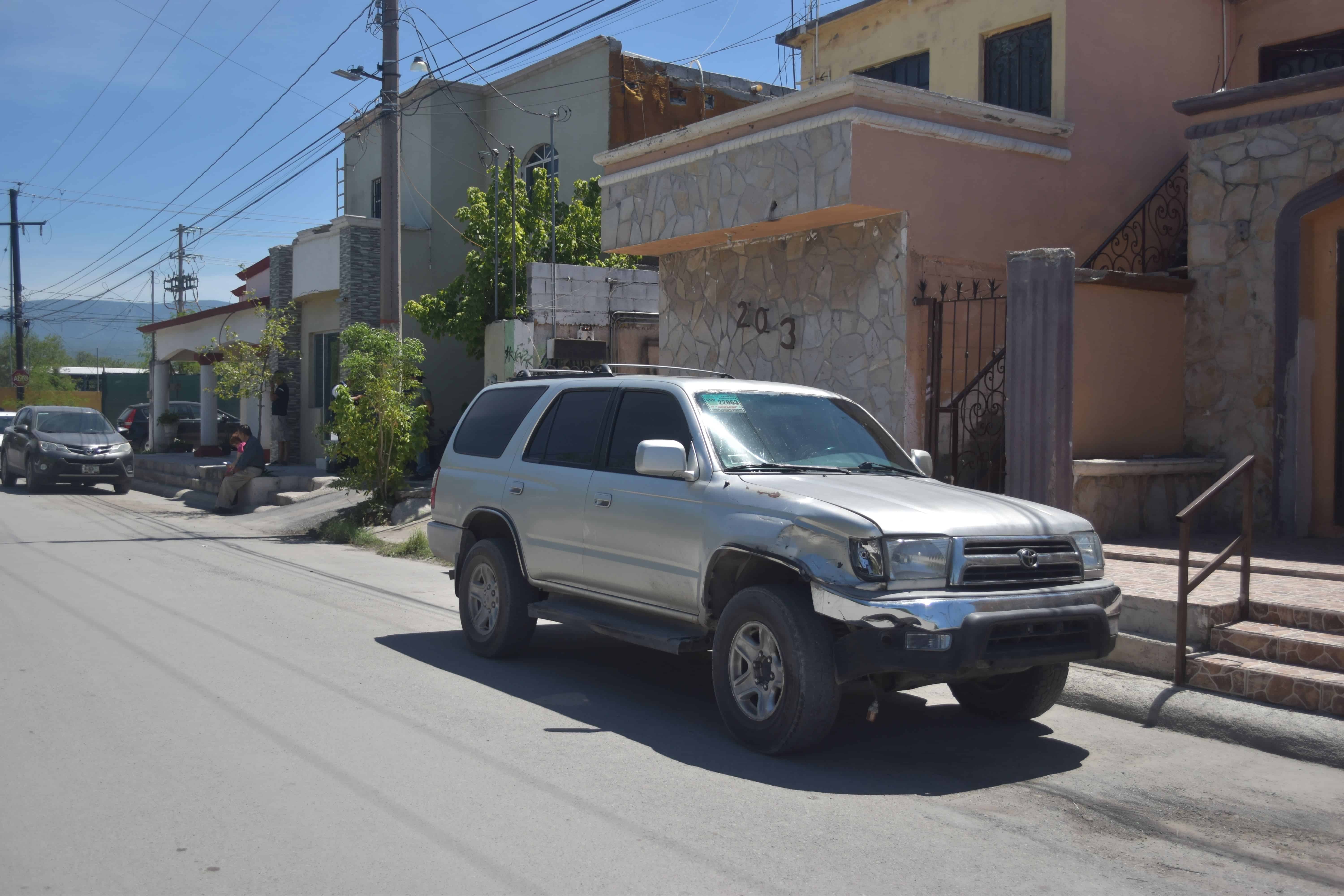 Provoca accidente por querer rebasar