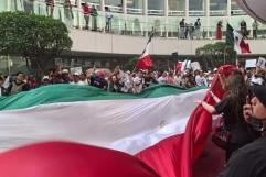 Manifestantes ´toman´ el Pleno del Senado y suspenden la sesión