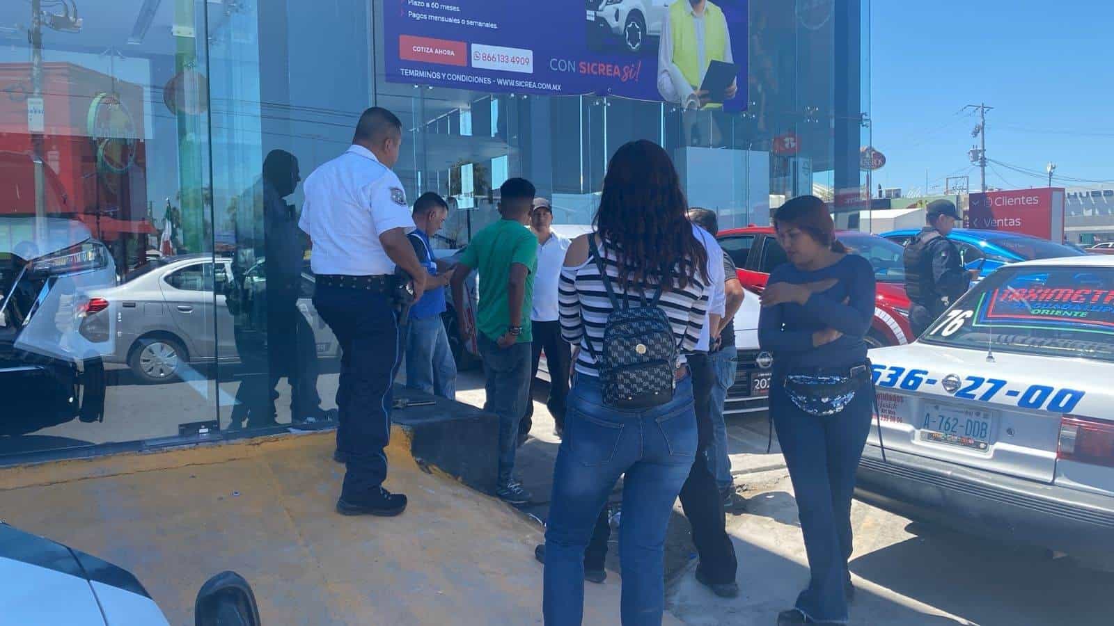 Pelea de voceros deja daños en taxi