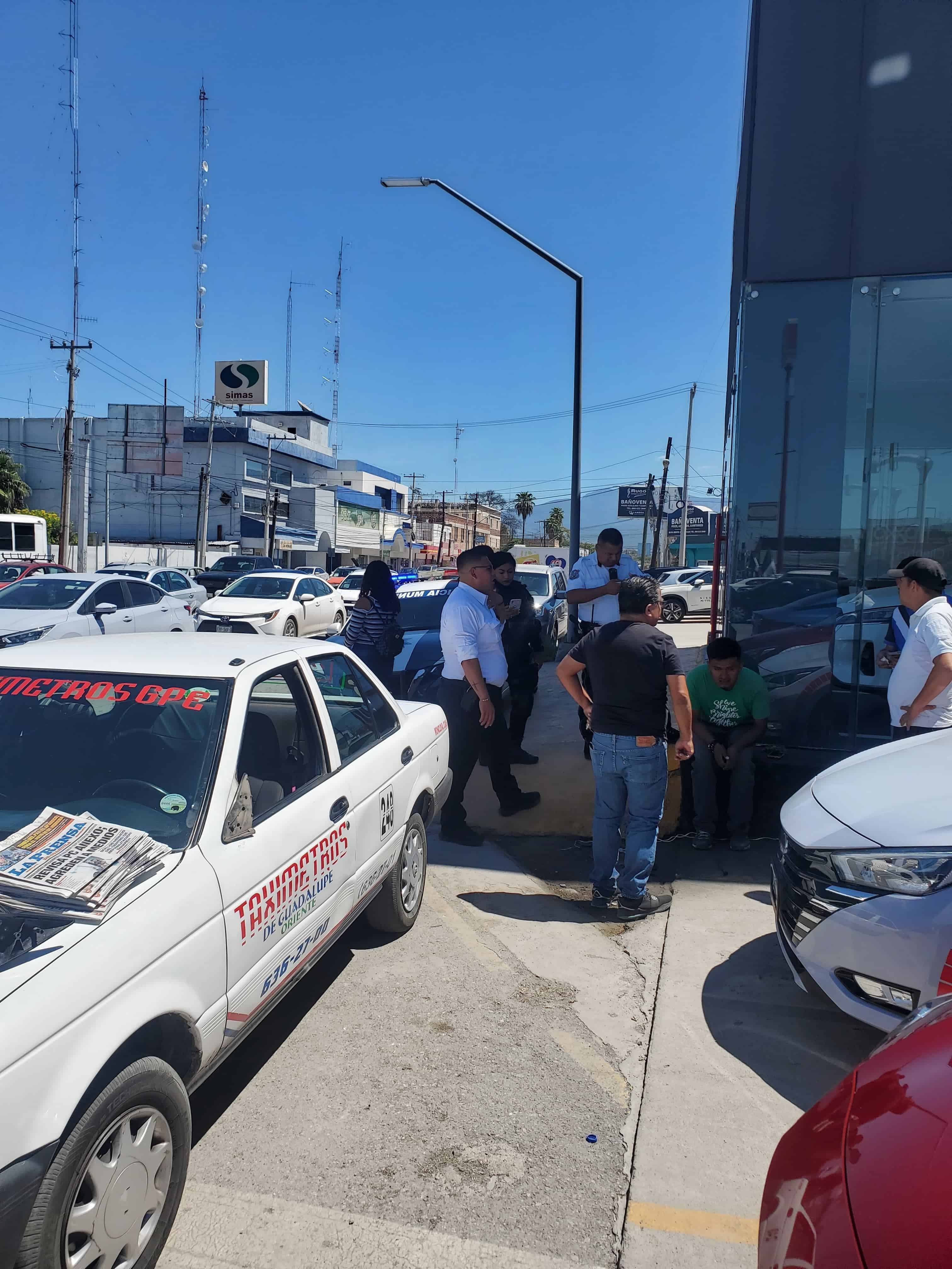 Pelea de voceros deja daños en taxi