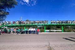 Entregan obra de puente peatonal en la Villa de San Juan de Sabinas