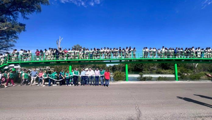 Entregan obra de puente peatonal en la Villa de San Juan de Sabinas