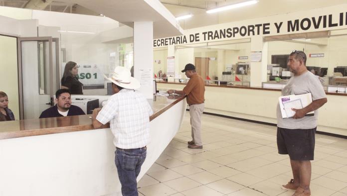 Detienen plaqueo de autos chuecos