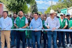 Entrega Estado obra de pavimentación en Múzquiz