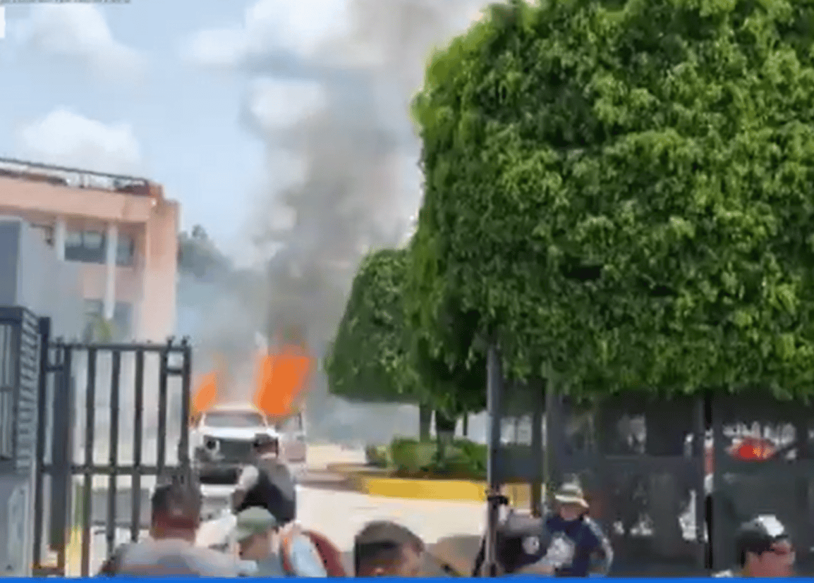 Estudiantes de Ayotzinapa vandalizan Congreso de Guerrero