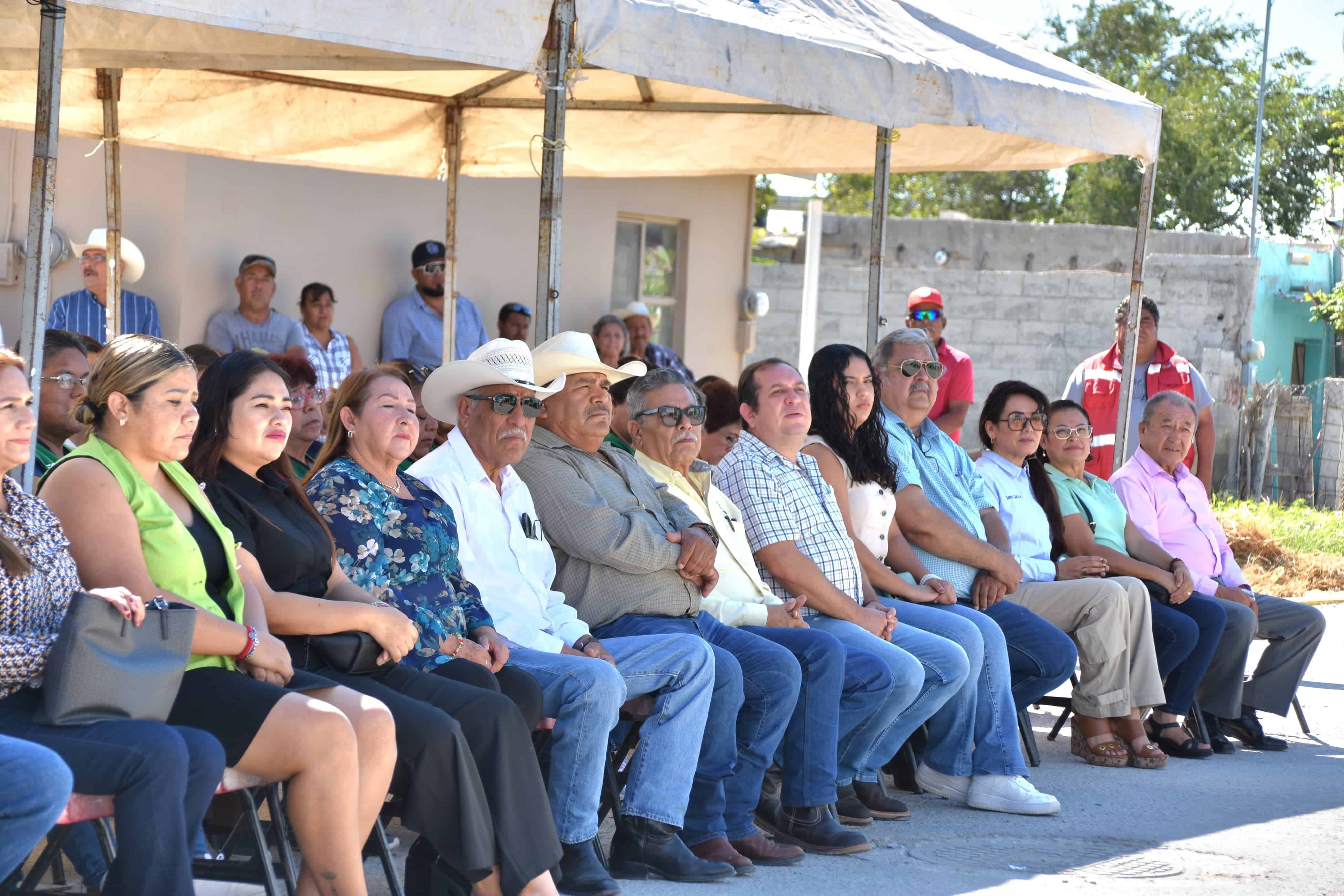 Inaugura pavimento con Mejora Coahuila