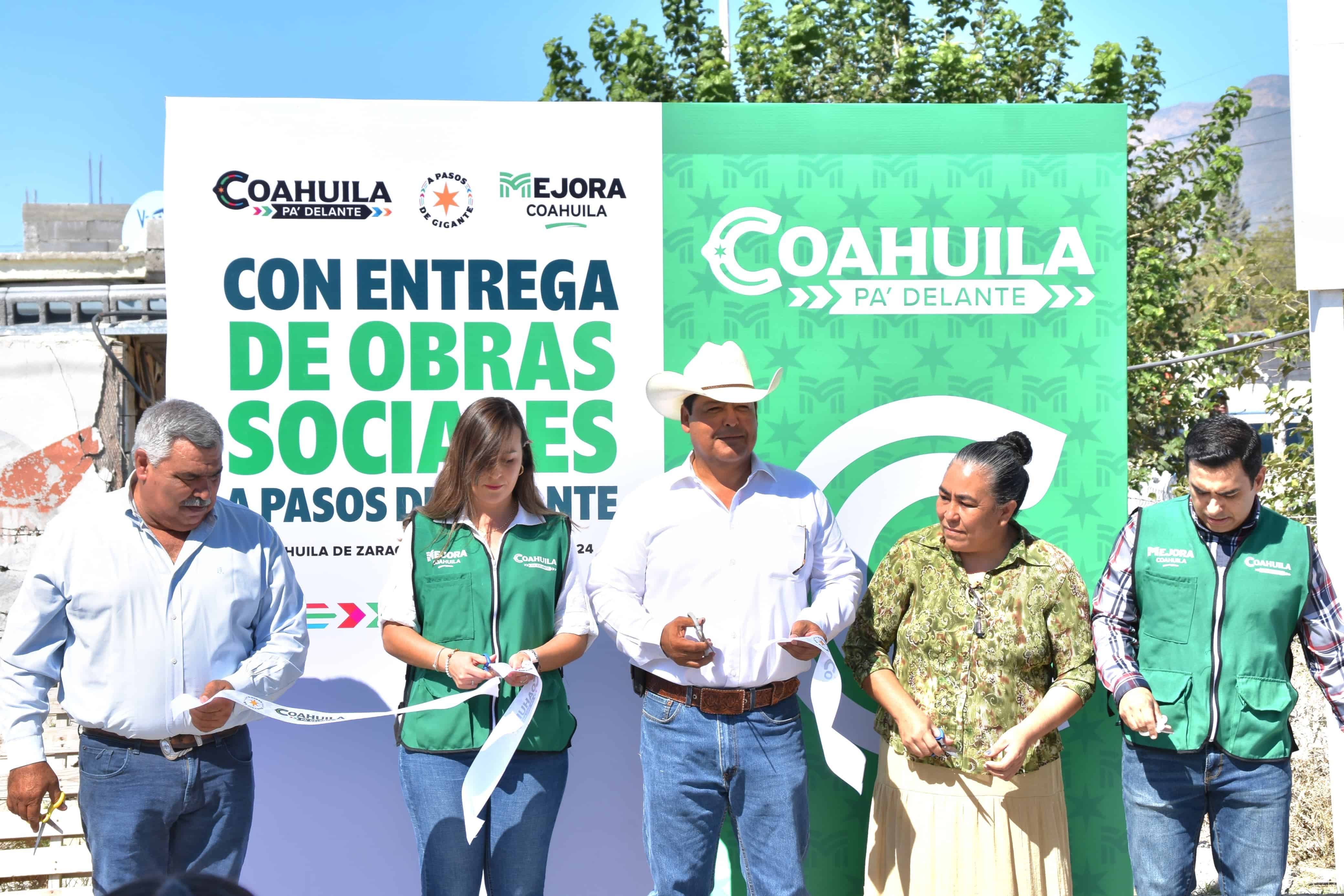 Inaugura pavimento con Mejora Coahuila