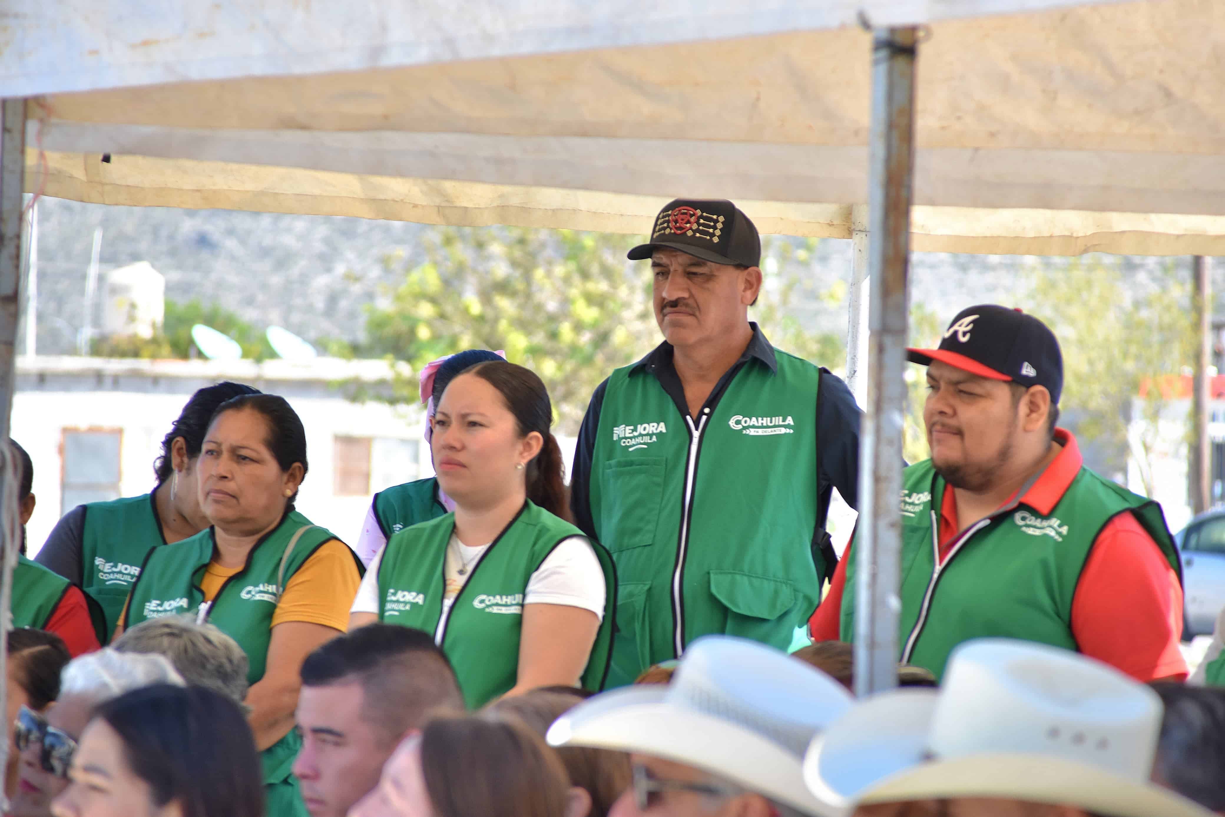 Inaugura pavimento con Mejora Coahuila