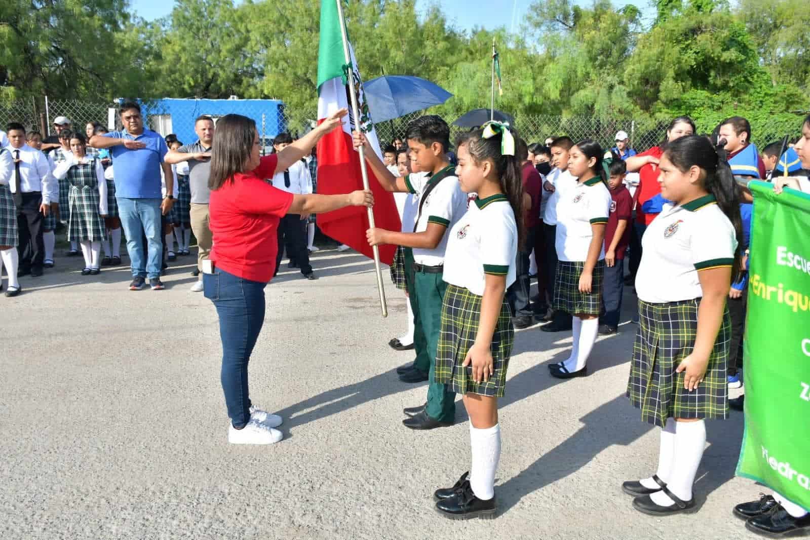 Nava Celebra con Entusiasmo el 214 Aniversario de la Independencia con un Emotivo Desfile