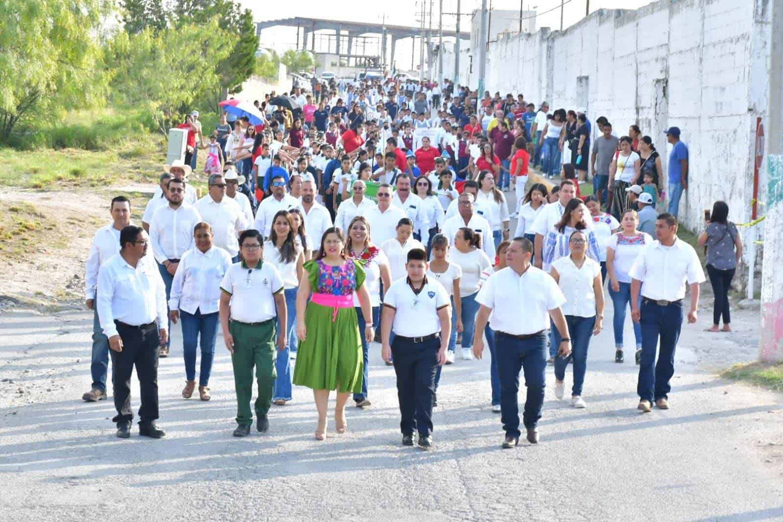 Nava Celebra con Entusiasmo el 214 Aniversario de la Independencia con un Emotivo Desfile