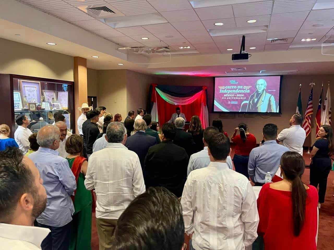 Alcaldesa acompaña a cónsul en ceremonia del Grito de Independencia en Eagle Pass