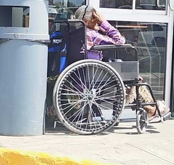 Pone a su madre  a pedir limosna