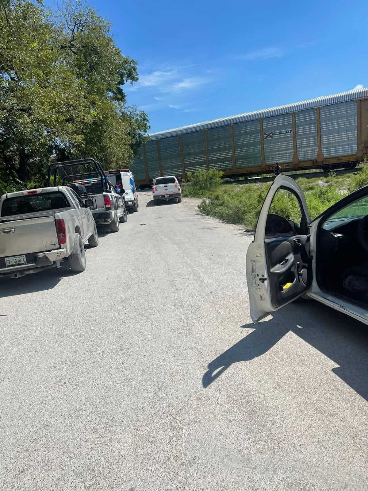 Jóvenes se salvan tras choque de vehículo con tren en Nava