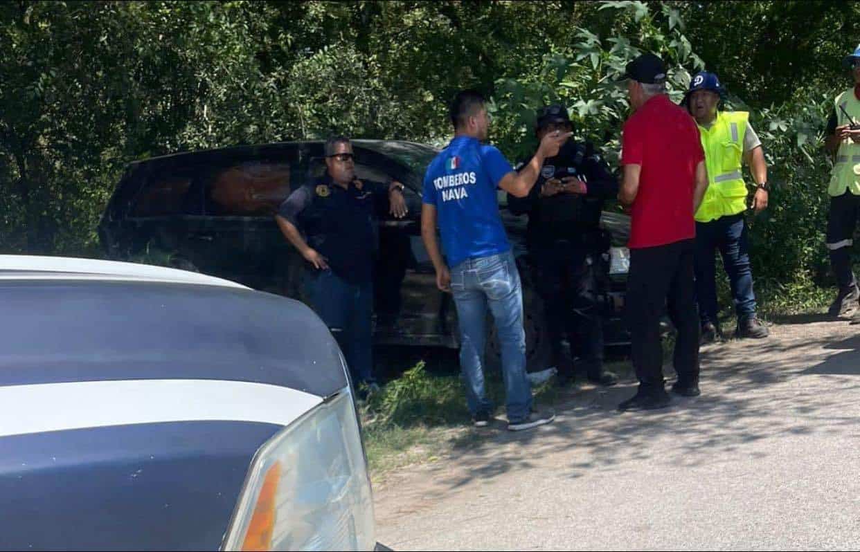 Jóvenes se salvan tras choque de vehículo con tren en Nava