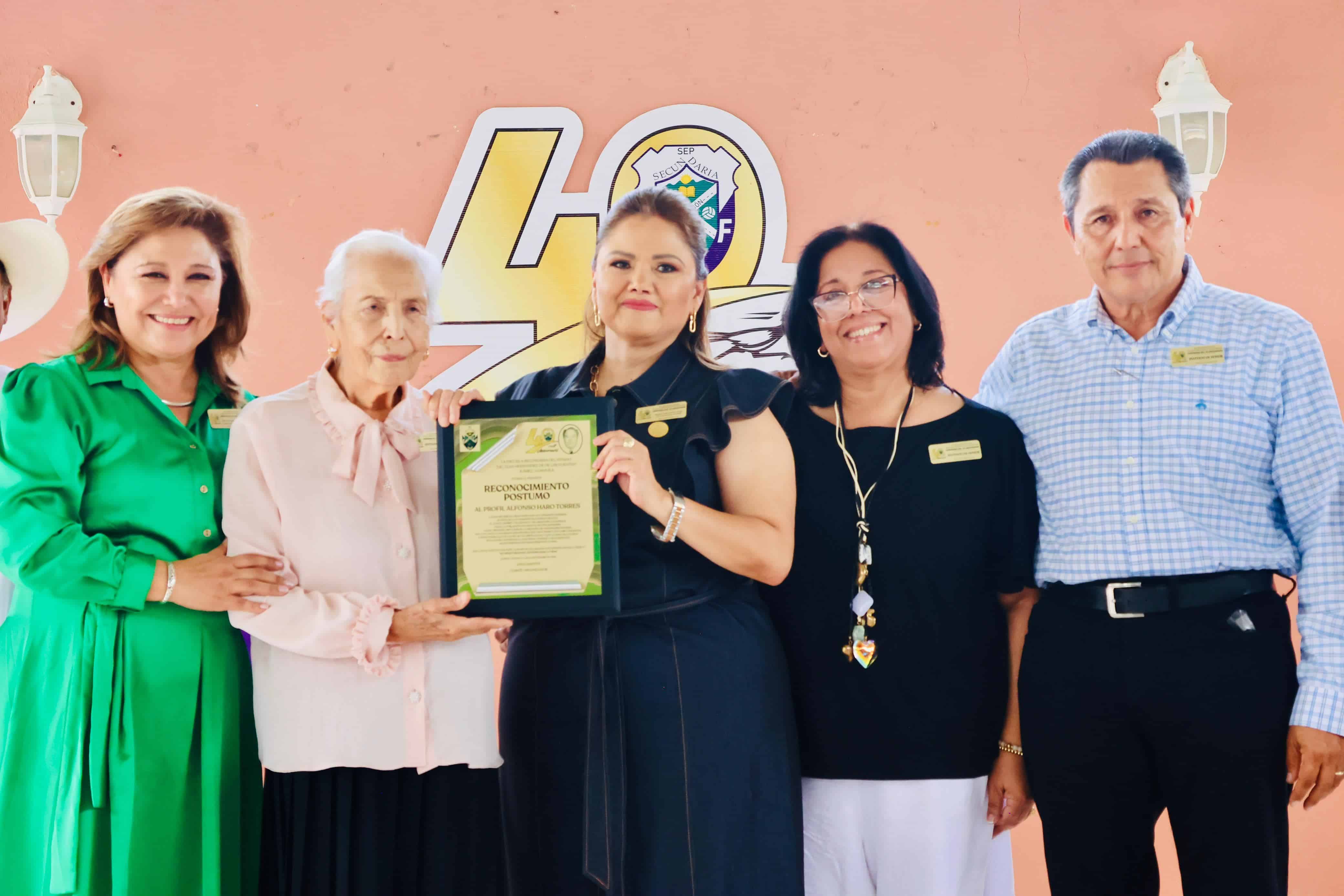 Emotivo reconocimiento al profesor Alfonso Haro Torres