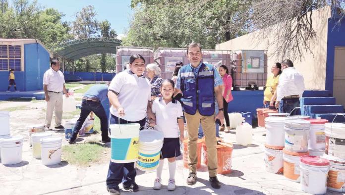 Dona Club Rotario pintura a escuelas