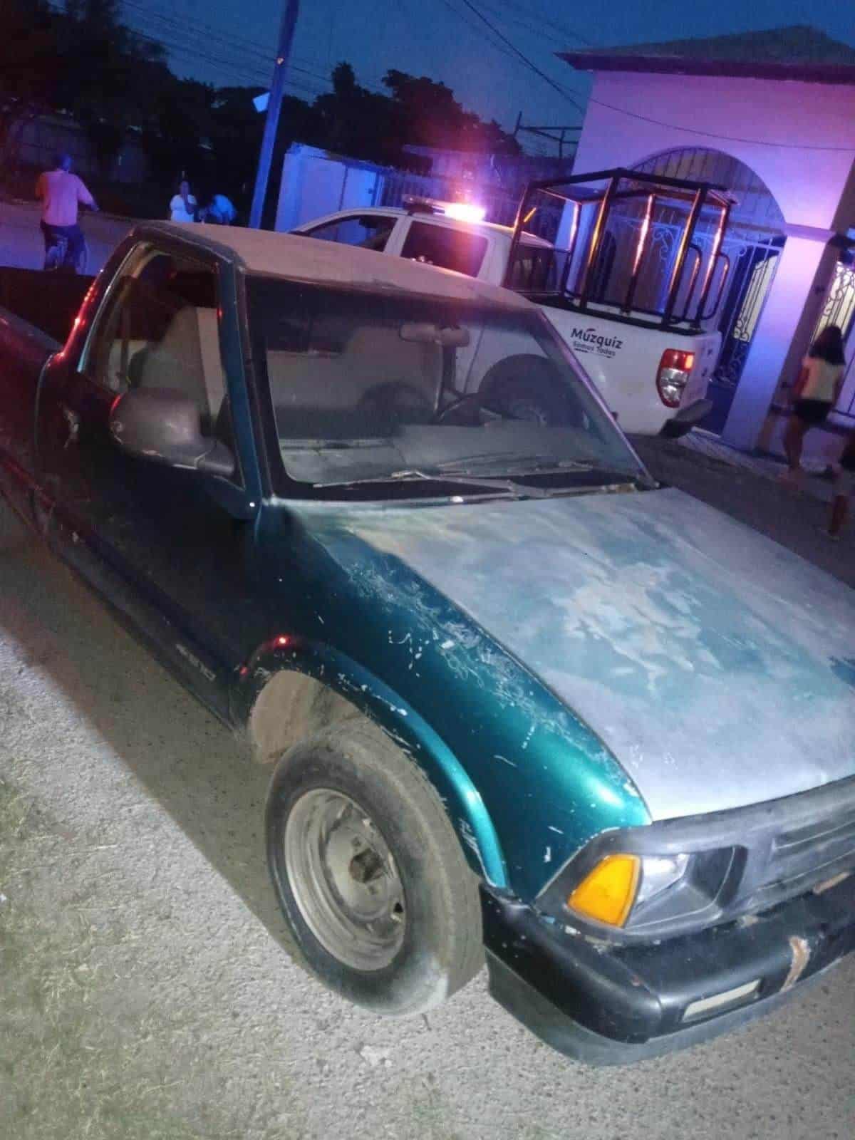 Se desmaya abuelito dentro de camioneta