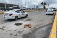 Caen vehículos en alcantarilla abierta