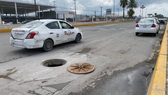 Caen vehículos en alcantarilla abierta