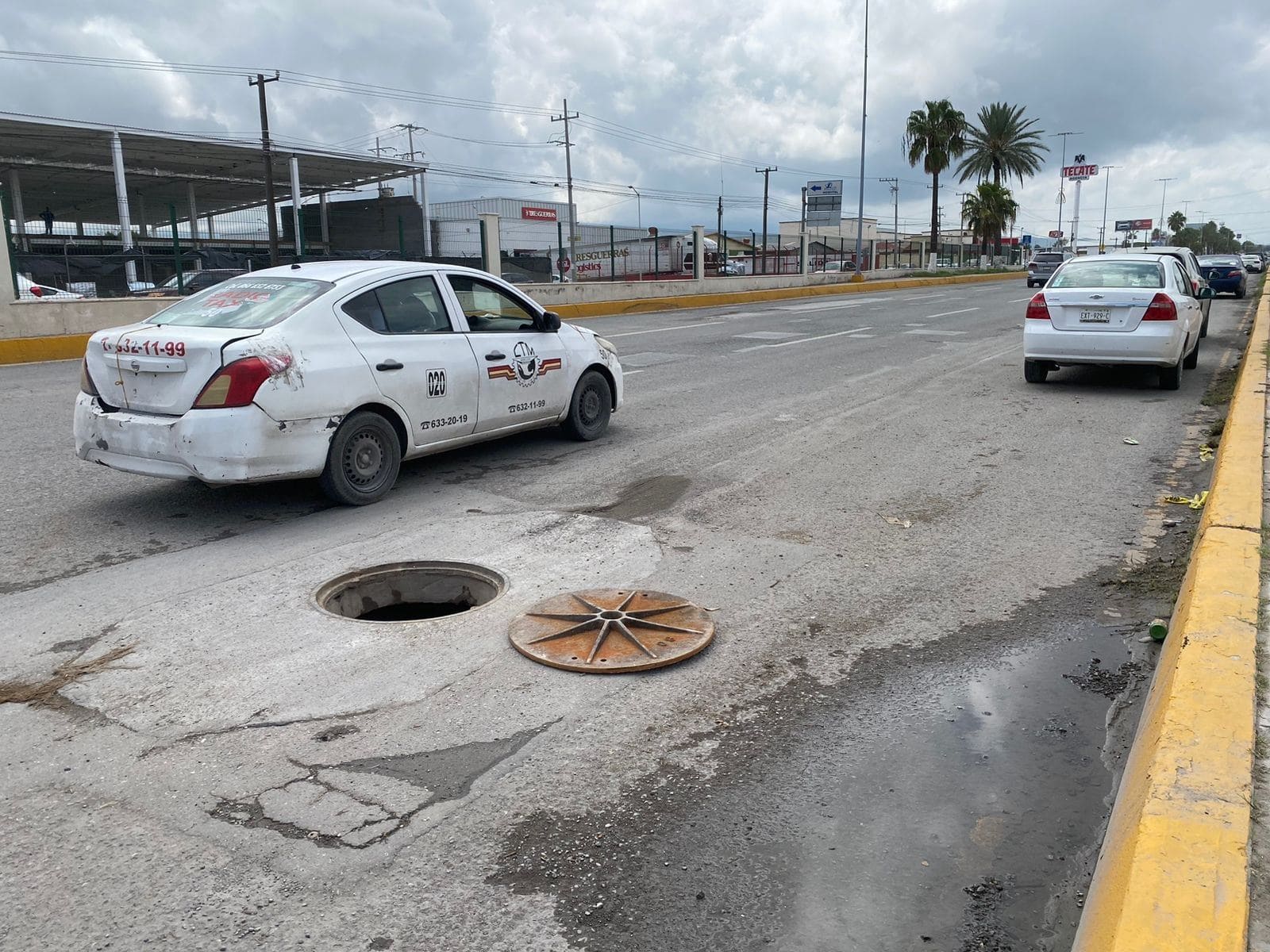 Caen vehículos en alcantarilla abierta