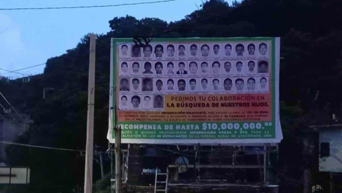 Padres de los 43 de Ayotzinapa ofrecen 10 MDP por información de sus hijos