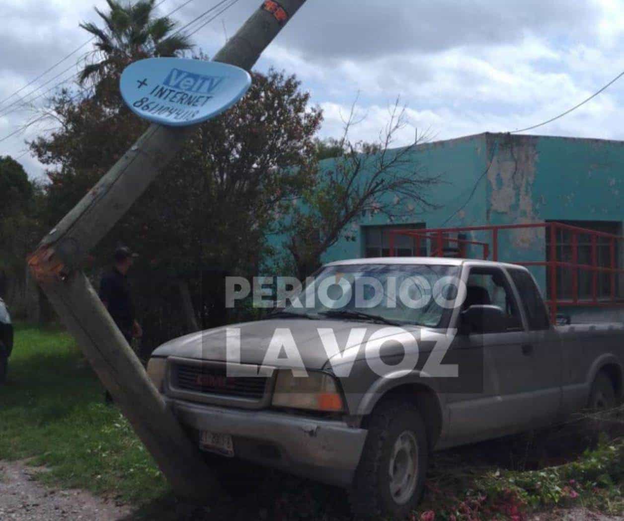 Tras desmayarse abuelito se impacta en cerca y poste