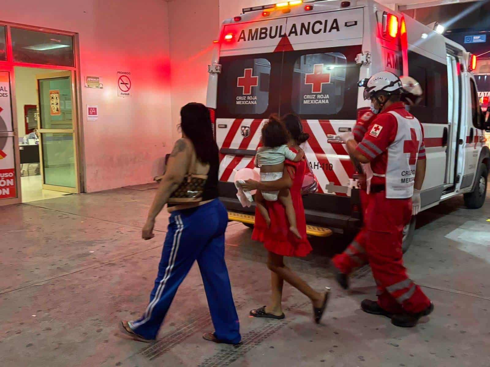 Queda taxi en medio de riña campal; niña resulta herida