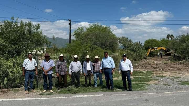 Personal de la CONAGUA iniciaron trabajos de limpieza y desazolve de la Saca Salada, lo que vendrá a beneficiar a diversas comunidades rurales incluyendo los ejidos La Cruz y el 8 de enero.